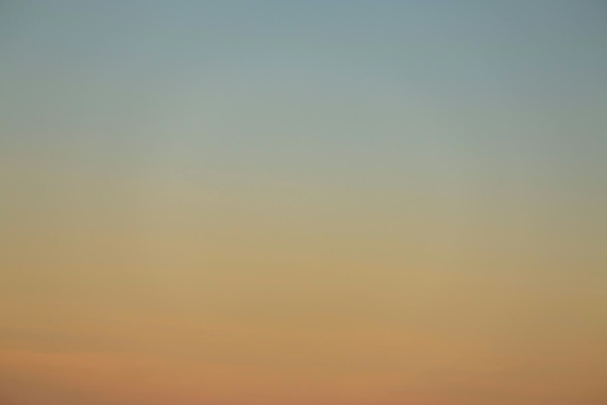Mjuk himmel i persika och grått